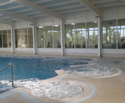 Foto de la piscina cubierta con bañeras de hidromasaje en el Thalasso Hotel El Palasiet
