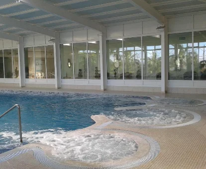 Foto de la piscina cubierta con bañeras de hidromasaje en el Thalasso Hotel El Palasiet 

