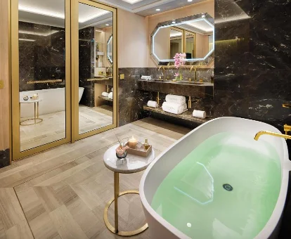 Foto de la banera que se encuentra en la suite con vistas a la ciudad del hotel The One Barcelona GL