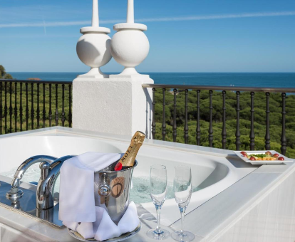 Foto del jacuzzi que se encuentra en la terraza de la Habitación doble deluxe del hotel TUI Blue Isla Cristina Palace
