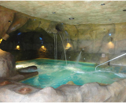 Foto de la piscina cueva con chorros de agua que se encuentra en el hotel rural Turismo Rural & SPA El Cercado
