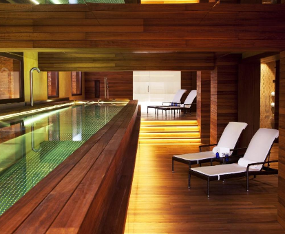 Foto del spa con piscina cubierta que se encuentra en el hotel de 5 estrellas URSO Hotel & Spa