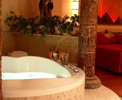 Foto de la pintoresca habitación con bañera de hidromasaje del hotel Valle del Nilo 
