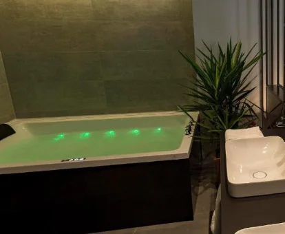 Foto del jacuzzzi con iluminación ambiental del apartamento Vinatea Suites 
