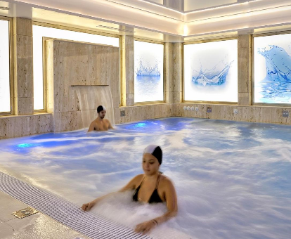 Foto de una pareja tomando un baño en la piscina de hidromasaje del hotel de lujo Vincci Selección Aleysa, Hotel Boutique & Spa
