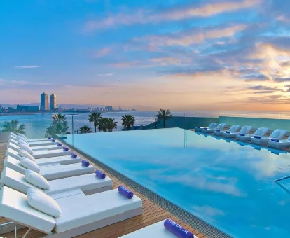 Foto de la piscina al aire libre que se encuentr en el hotel de lujo W Barcelona