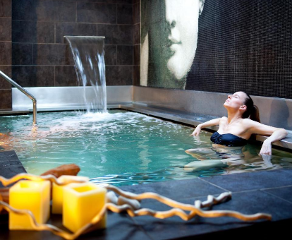 Foto del duchas de sensaciones y bañera de hidromasaje que se encuentra en el hotel Wellington Madrid
