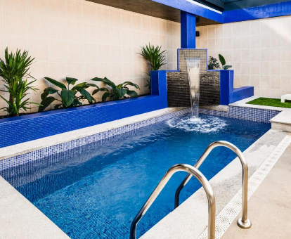 Foto de la piscina privada con cascada de agua que se encuentra en el Zouk Hotel de Alcalá de Henares