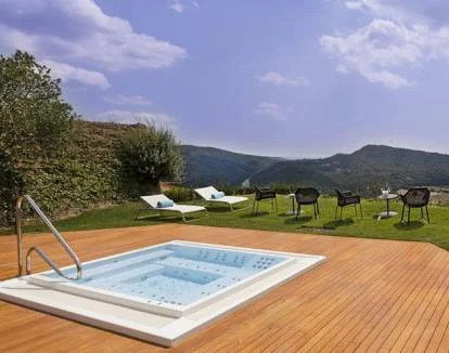 Foto del jacuzzi al aire libre con hermosas vistas a la naturaleza.