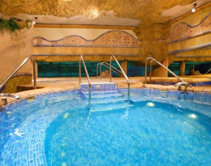 Foto del centro de spa con masajes, sauna y otros servicios.