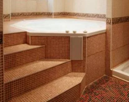 Foto de la zona de bienestar del alojamiento con jacuzzi.