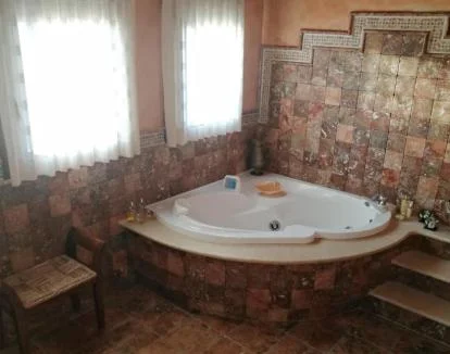 Foto de la Suite con cama extragrande y un amplio jacuzzi privado.