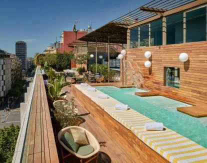 Foto de la piscina y terraza en la azotea con vistas a la ciudad.