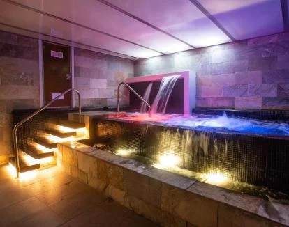 Foto del centro de bienestar del hotel con hammam y jacuzzi.