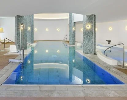 Foto del centro de spa con piscina y zona de relajación.