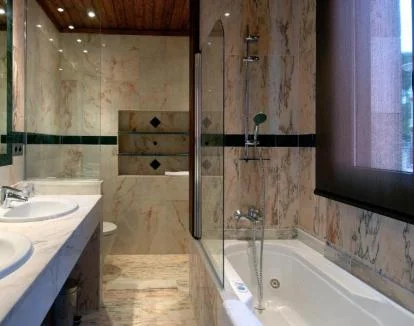 Foto de la Suite con vistas al mar y jacuzzi privado.