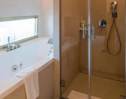 Foto de la Suite Junior Deluxe con jacuzzi privado y vistas al mar.