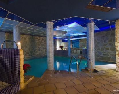 Foto del centro de bienestar con piscina de hidroterapia del hotel.