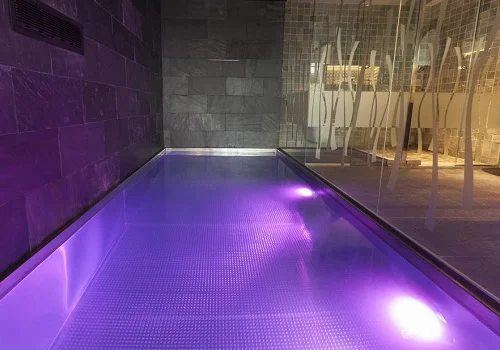 Detalle de la piscina privada que tenemos en la suite con piscina privada y jardín privado y que es ideal para relajarte con tu pareja en total intimidad.