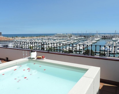 Foto del jacuzzi con vistas al puerto de Denia que puedes encontrar en la suite del hotel La Posada del Mar