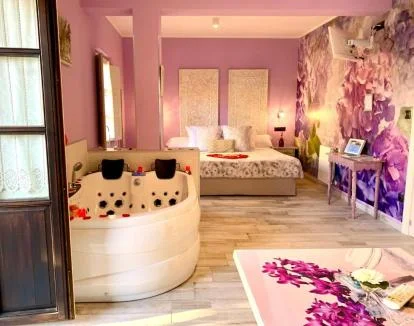 Foto de la Suite con terraza y jacuzzi privado junto a la cama.