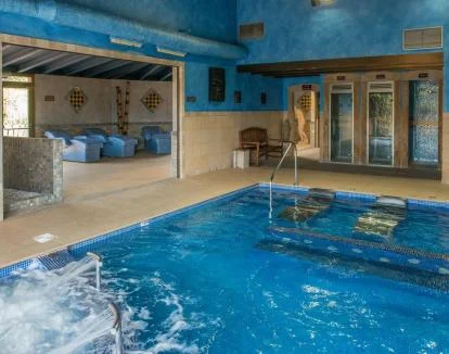 Foto del centro de bienestar con piscina de hidroterapia.