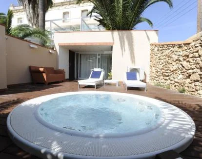 Foto de la Habitación Doble Superior con jardín privado y jacuzzi privado al aire libre.