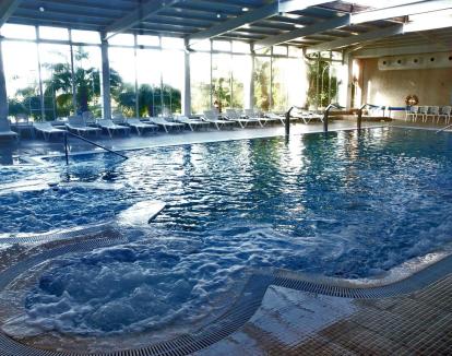 Foto la piscina de hidroterapia del hotel.