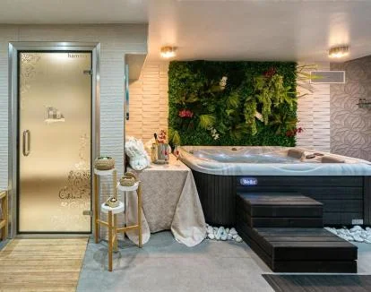 Foto del centro de bienestar con  jacuzzi y tratamientos.