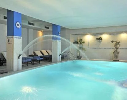 Foto de la piscina cubierta con chorros del centro de bienestar.