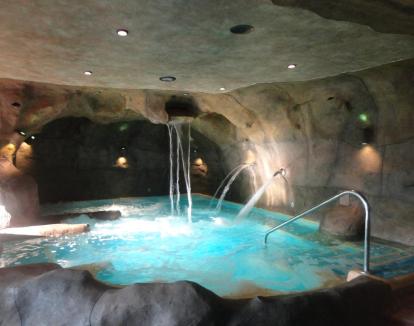 Foto del spa del alojamiento de estilo rústico con piscina cubierta con chorros.
