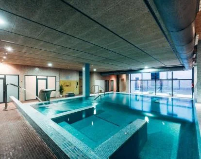 Foto del spa del hotel con zona de agua y tratamientos.