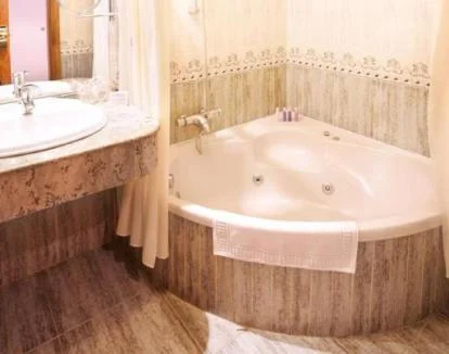 Foto de la Suite con amplio jacuzzi privado y hermosas vistas a la naturaleza.