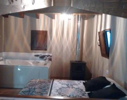 Foto de la Villa de un dormitorio equipada con jacuzzi privado junto a la cama, sala de estar y cocina completa.