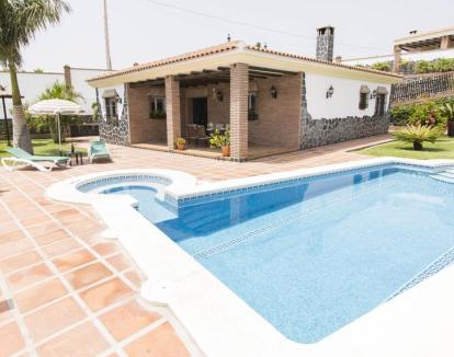 Foto de la villa con piscina privada y jacuzzi privado.