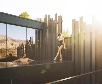 Foto de la piscina que puedes encontrar en la villa con piscina privada con vistas a la montaña
