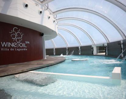 Foto del luminoso centro de bienestar con una maravillosa piscina con chorros.