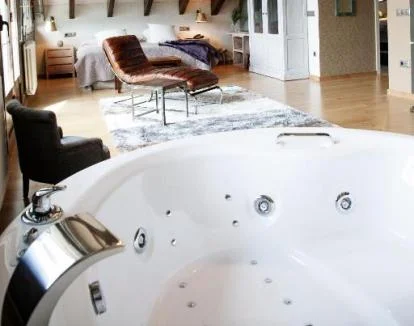 Foto de la Suite del hotel con vistas a las montañas y un fabuloso jacuzzi privado.