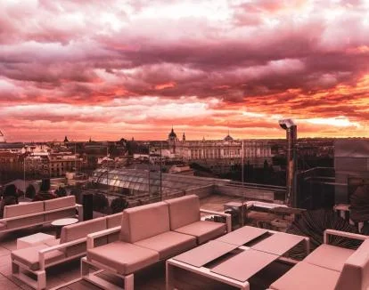 Foto de la terraza con vistas panorámicas a la ciudad del Sky Bar del hotel.