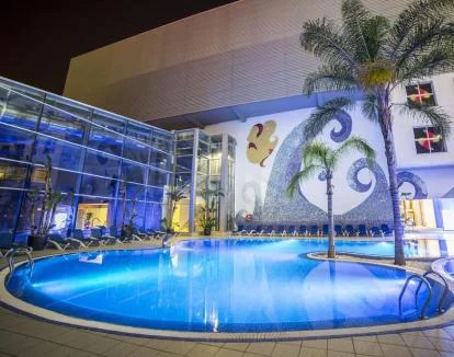 Foto de la piscina al aire libre del hotel.