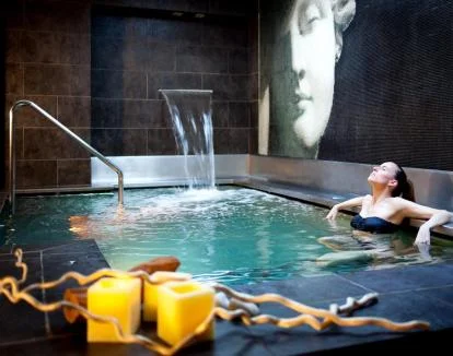 Foto del spa con jacuzzi y duchas de sensaciones.