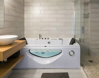 Foto del jacuzzi que se encuentra en el apartamento White Loft de Alicante donde puedes disfrutar con tu pareja de esta espacioso jacuzzi privado