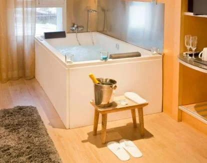 Foto de la Habitación Doble Deluxe con jacuzzi privado junto a la cama.