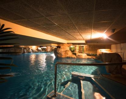 Foto del centro de bienestar del hotel ambientado en cuevas.