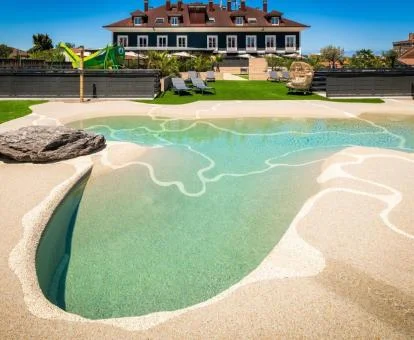 Fabuloso hotel con encanto con amplia zona exterior y piscina de tipo laguna.