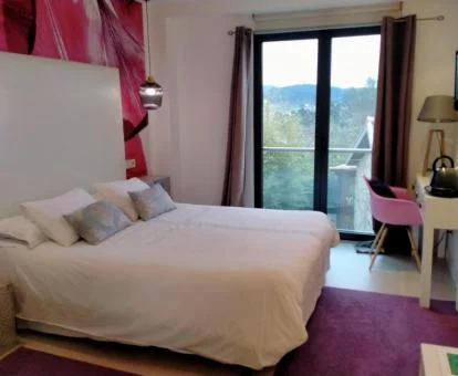 Una de las acogedoras habitaciones dobles con vistas a la naturaleza de este hotel con encanto.