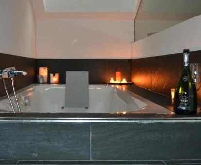 Amplio jacuzzi privado de la Suite del hotel.