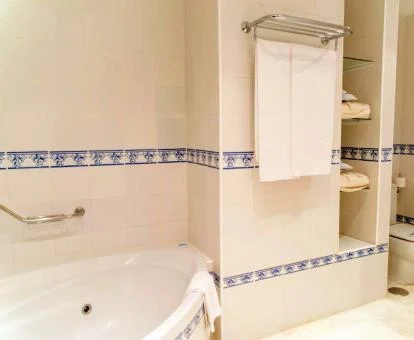Amplio baño de la suite del hotel con jacuzzi privado.