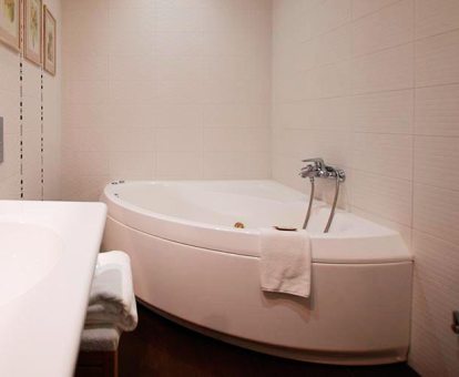 Baño con bañera de hidromasaje privada de una de las suites del hotel.