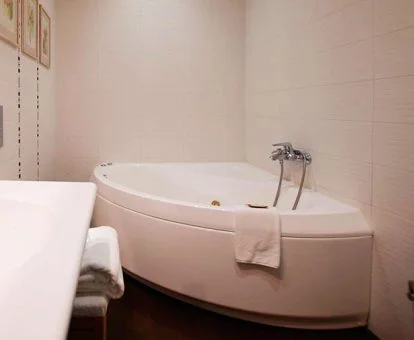Baño con bañera de hidromasaje privada de una de las suites del hotel.